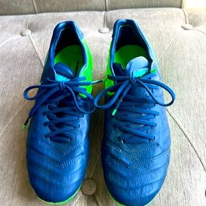 Women’s soccer cleats